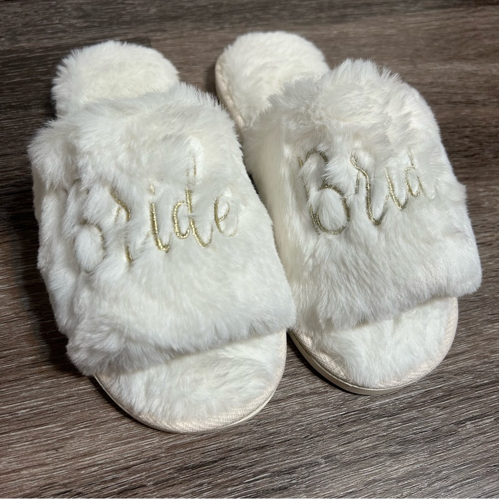 NWOT Shiraleah Bride Fluffy Slides / Slippers